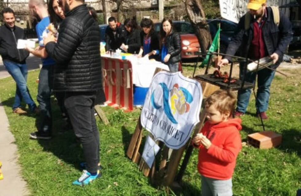Científicos despedidos del Conicet protestaron con un puesto de choripanes