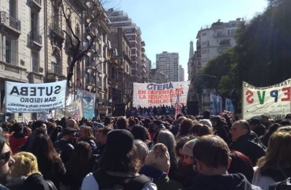 Segunda jornada del paro nacional docente: protesta frente al Ministerio de Educación
