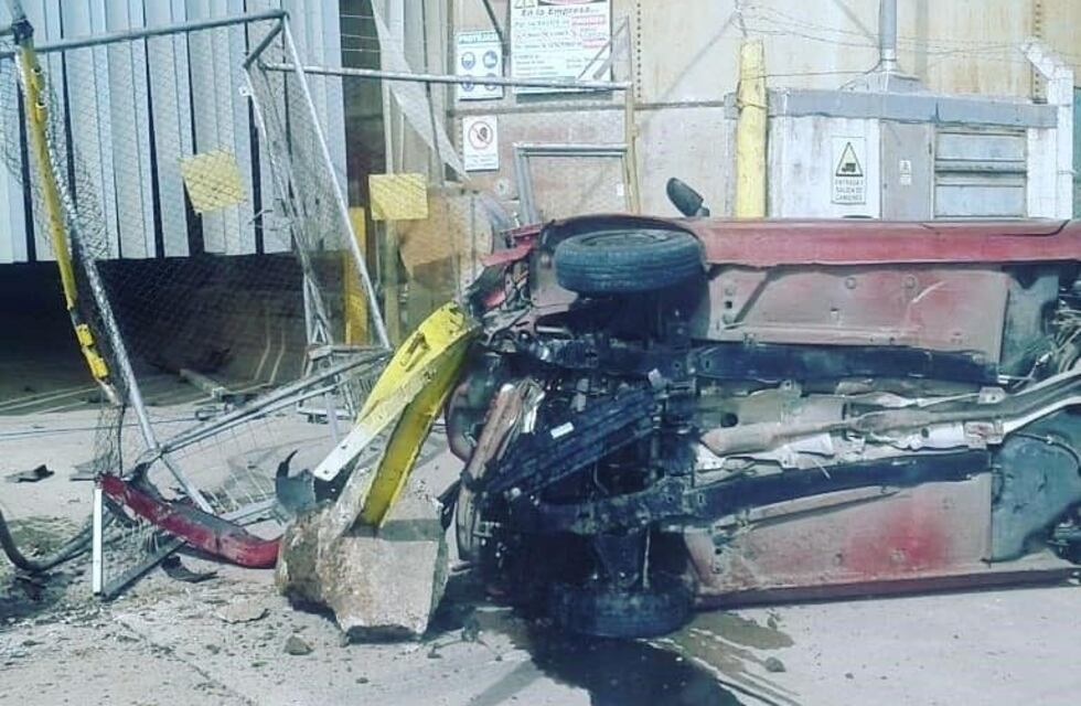Leones: chocó contra un portón y volcó el auto
