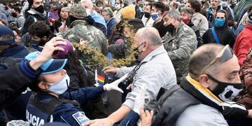 Disturbios por la bandera LGTBIQ+ en Córdoba
