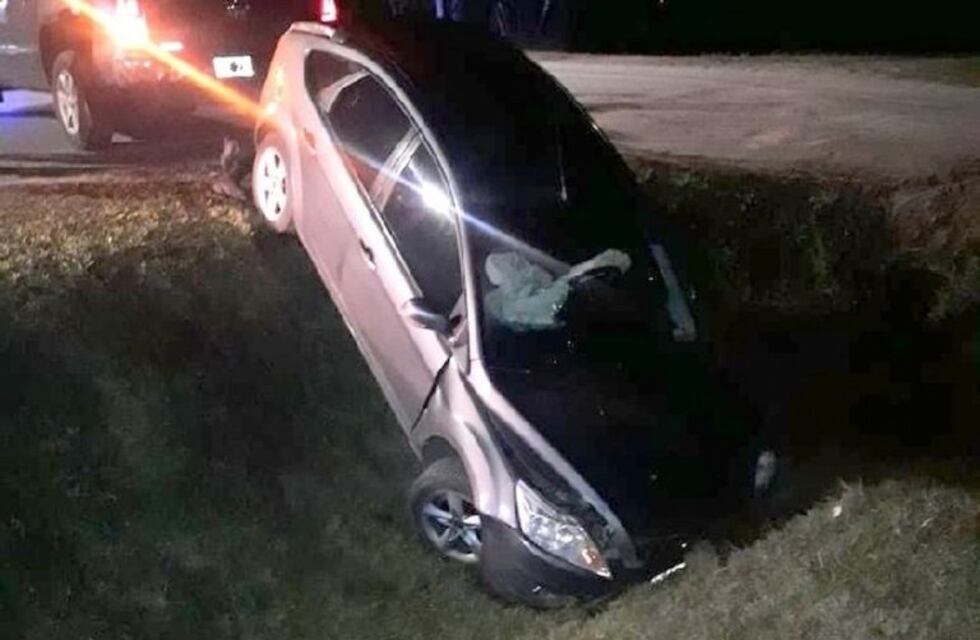 Un funcionario santafesino cayó a una zanja borracho y discutió con la policía