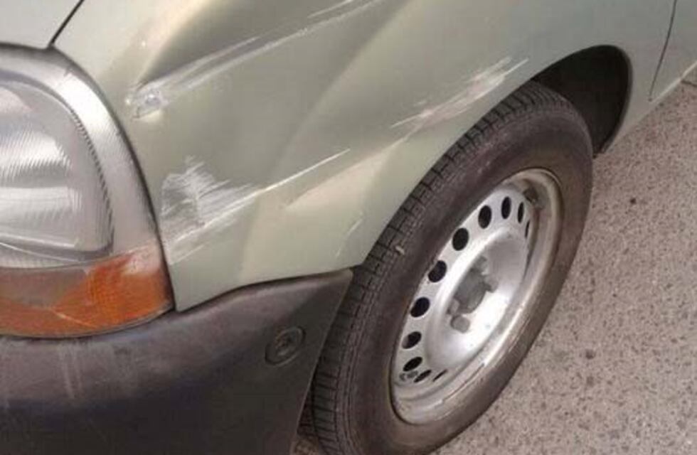 Chocaron a un utilitario que estaba estacionado y se dieron a la fuga
