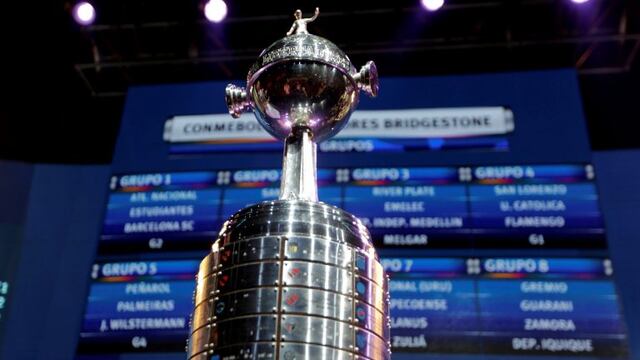Football Soccer - 2017 Copa Libertadores draw - CONMEBOL headquarters, Luque, Paraguay - 21/12/2016  The Copa Libertadores trophy after the draw.  REUTERS/Jorge Adorno luque paraguay  futbol copa libertadores 2017 sorteo futbol copa libertadores sorteo trofeo