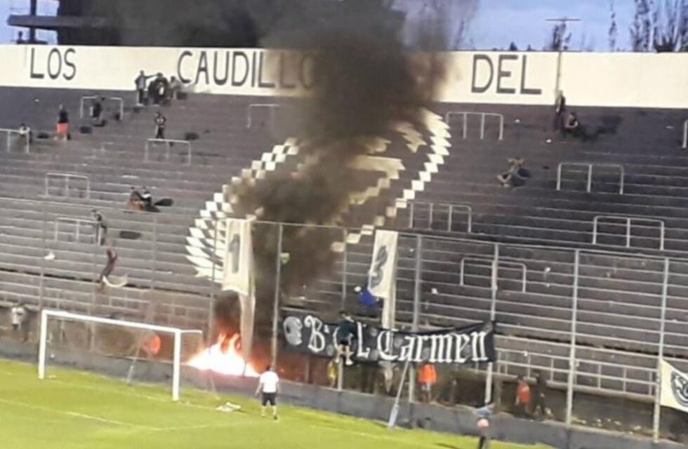 Encapuchados, banderas con mensajes y práctica suspendida