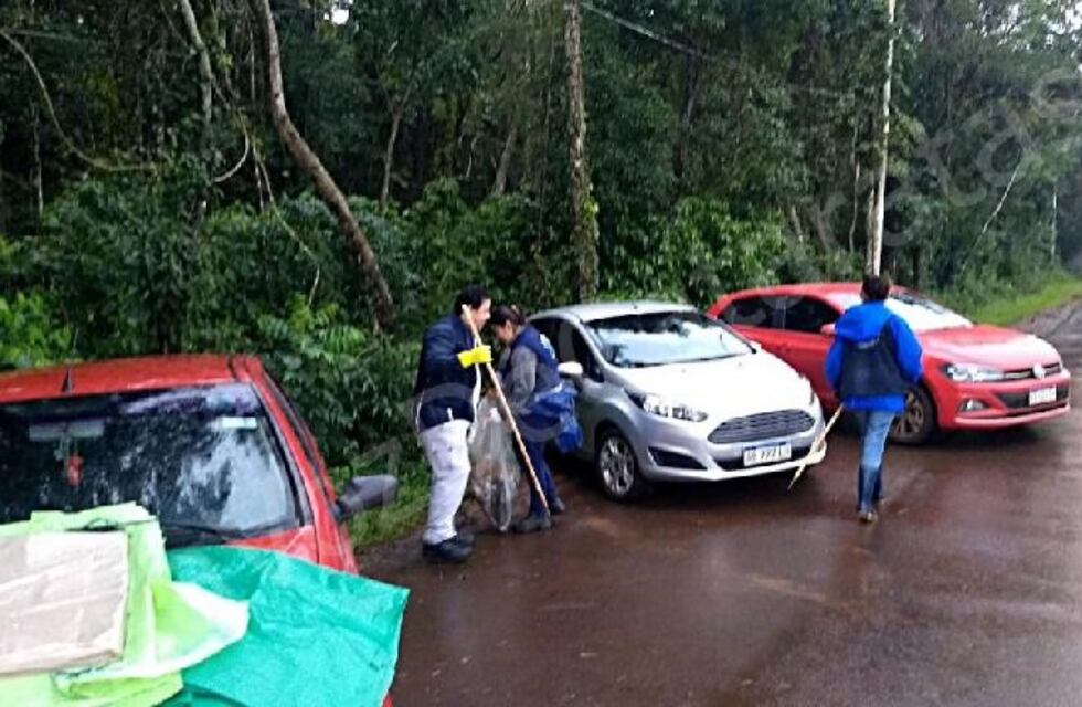 Guías de turismo celebran su día recogiendo la basura del Iguazú