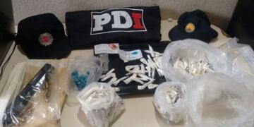 La PDI secuestru00f3 armas, cigarrillos de marihuana, dos granadas y detuvo a tres personas.