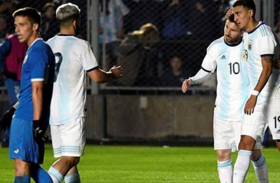 Matías Suárez cerca de su primer gol en la Selección: el palo se lo negó