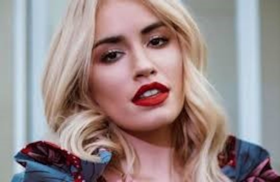 Vestido escotado con brillos y microbikini debajo para Lali Espósito: “Carrete de este lookazo”