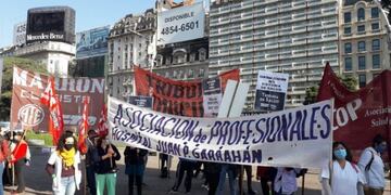 Profesionales de la salud protestan en el Obelisco\u002E (Twitter)