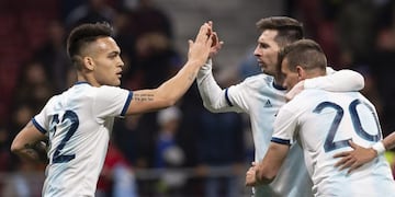GRAF8542\u002E MADRID, 22/03/2019\u002E El delantero de la selección de Argentina Lautaro Martínez (i) celebra con Leo Messi (c) su gol, primero del equipo ante Venezuela, durante el encuentro amistoso que disputan esta noche en el estadio Wanda Metropolitano, en Madrid\u002E EFE/Rodrigo Jiménez madrid españa partido amistoso internacional futbol futbolistas partido seleccion argentina venezuela