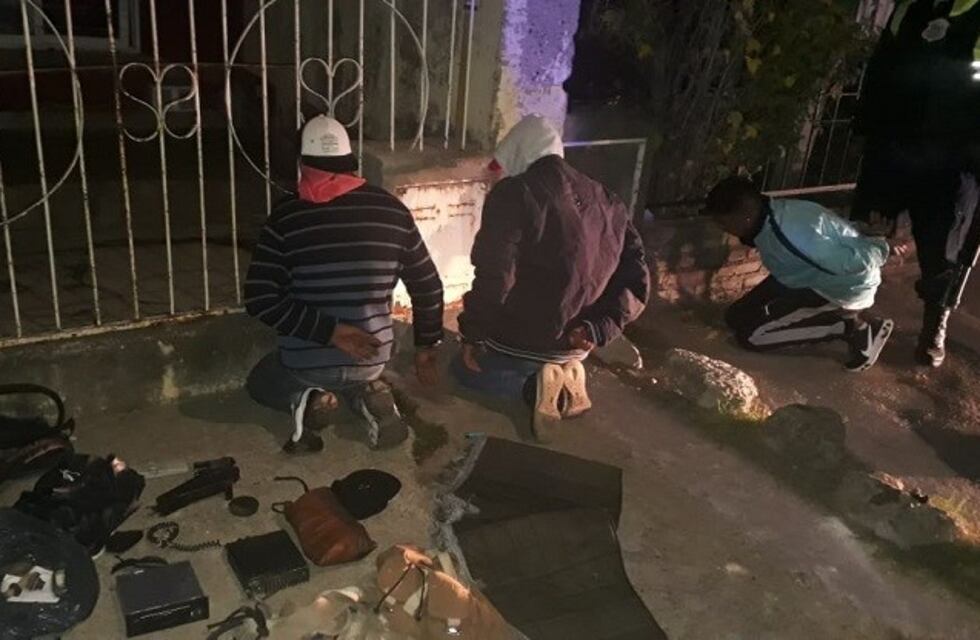 Lomas de Tafí: efectivos de la comisaria sexta capturaron a tres hombres por el asalto a un taxista