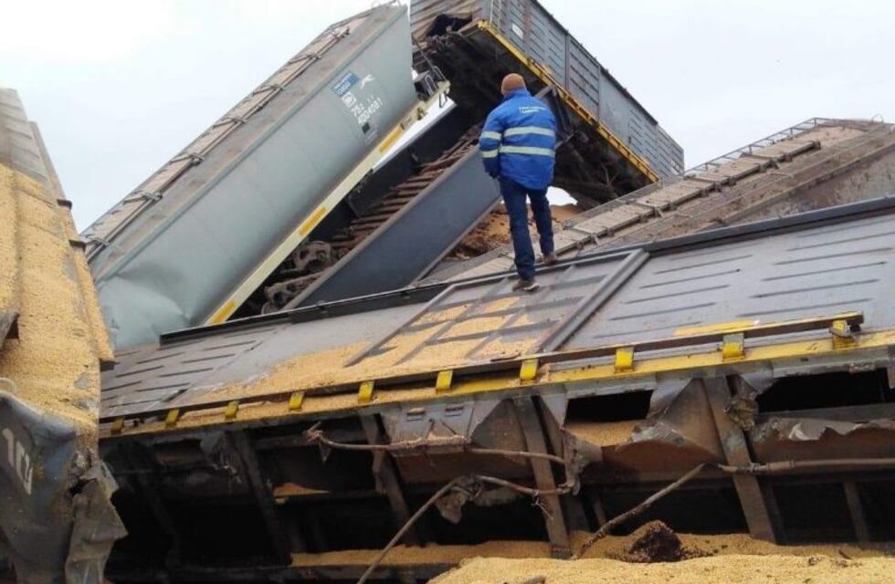 Video: impresionante descarrilamiento de un tren que cruzaba un puente en reparación