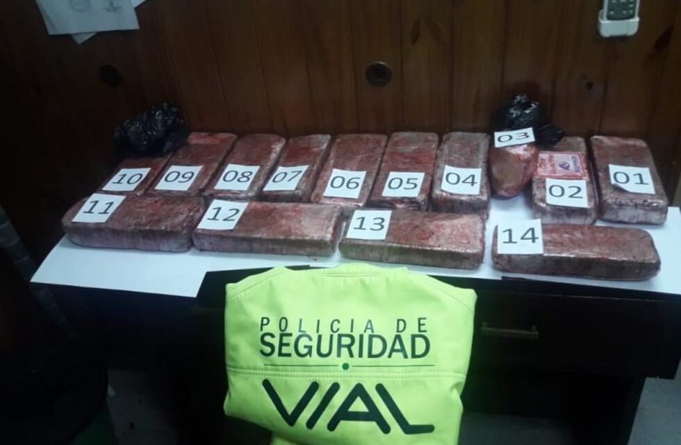 Llevaba 10 kilos de marihuana y quiso coimear a la policía para evitar la requisa