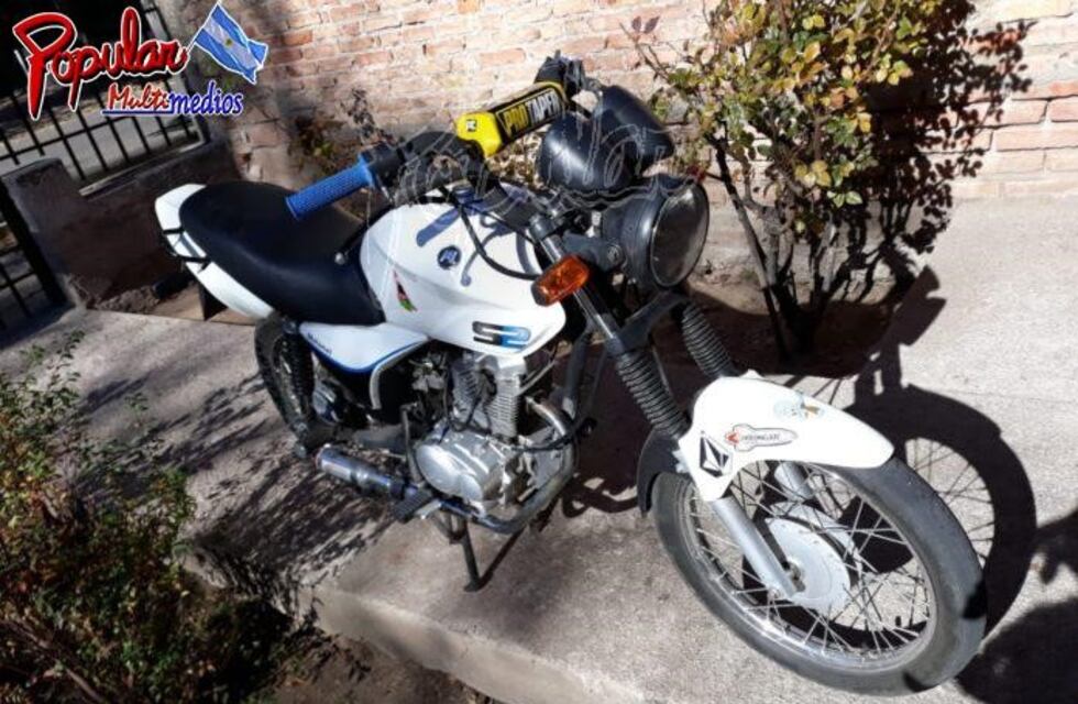 Insólito: delincuentes robaron una moto por encima de la reja de una casa