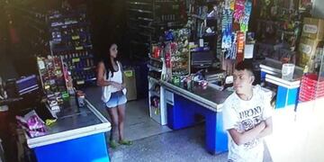 Las imágenes muestran a los jóvenes dentro del súper\u002E (Flash 24)