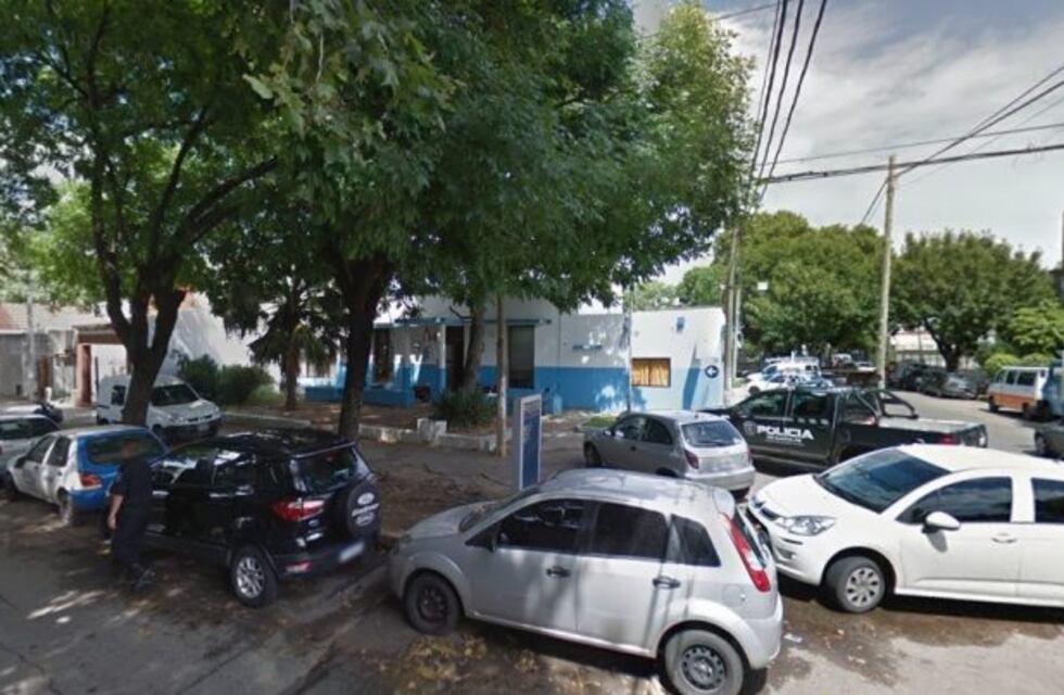 Joven denunció que le robaron y abusaron de ella a pasos de la Comisaría 15°