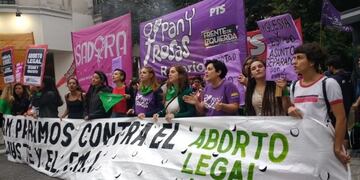 Frente al Arzobispado de Rosario, la organización Pan y Rosas protestó por la \