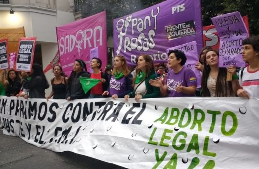 El 8M comenzó con una protesta y corte de calles frente al Arzobispado de Rosario