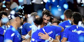 Argentina's tennis player Guido Pella (R) celebraters with teammates after defeating Chile's Christian Garin during their 2018 Davis Cup Americas Group second round single tennis match at Aldo Cantoni stadium in San Juan, Argentina on April 7, 2018\u002E / AFP PHOTO / Andres Larrovere