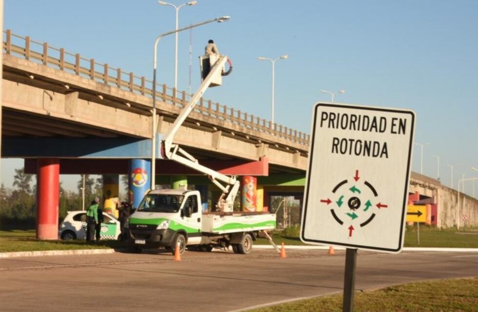 La Municipalidad se cansó de esperar a Vialidad Nacional y arregló el alumbrado del viaducto