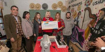 La gobernadora Rosana Bertone entregó subsidios