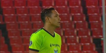 Sport Boys jugu00f3 ante Godoy Cruz con remeras de entrenamiento.