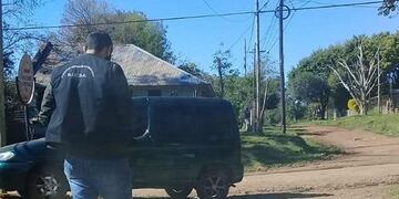 El auto en mal estado con el que un vendedor de la comunidad gitana engañó a a un hombe de Misiones en Garupá\u002E