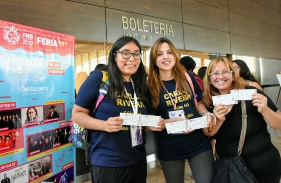 Furor: largas colas para comprar entradas para ver a Carlos Rivera