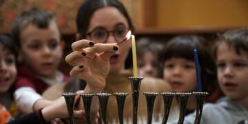 Jánuca es una de las celebraciones más importantes entre los judíos (AFP)