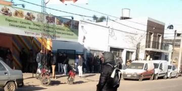 Filas de personas por un puesto laboral\nCrédito: máximaonline