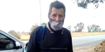Ricardo, el hombre que caminaba desde Bialet Massé hacia Córdoba por trabajo\u002E (Foto: gentileza de Claudio Tejeda)\u002E