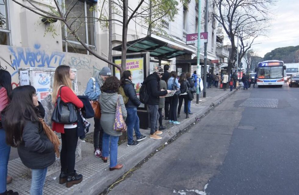 Ya rige el paro de colectivos que se extenderá durante este viernes en buena parte del país