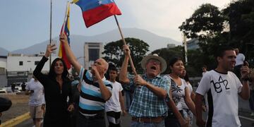 AME6756\u002E CARACAS (VENEZUELA), 30/04/2019\u002E- Simpatizantes del presidente interino Juan Guaidó ondean banderas este martes en la base militar La Carlota, donde se encuentra el presidente interino Guaidó y un grupo de militares que le apoyan\u002E EFE/Miguel Gutiérrez