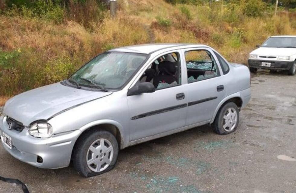Delincuentes le robaron el auto y lo encontró destrozado