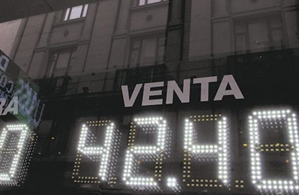 El dólar volvió a bajar y cerró a 41,76 tras el anuncio de Dujovne y otra suba de tasas