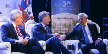 Mauricio Macri junto a su par chileno Sebastián Piñera y el escrito peruano Mario Vargas Llosa en la Fundación Libertad\u002E (Foto: Presidencia)