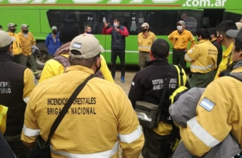 Fuego en las islas: llegaron brigadistas desde la Patagonia y Rosario colabora con maquinaria