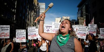 AME9846\u002E BUENOS AIRES (ARGENTINA), 25/11/2019\u002E- Una mujer grita consignas en una marcha con motivo del Día Internacional de la Eliminación de la Violencia contra la Mujer este lunes en Buenos Aires (Argentina)\u002E Las organizaciones feministas en Argentina convocaron una marcha en la que revindicarán más medidas para la lucha contra la violencia machista, así como la legalización del aborto, ilegal en el país\u002E EFE/Juan Ignacio Roncoroni