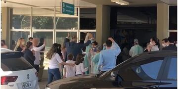 El paciente salió en medio de los aplausos del personal del hospital\u002E