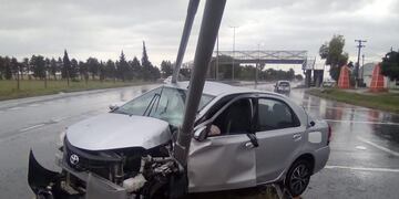 Los Cedros: perdió el control y chocó contra el alumbrado público