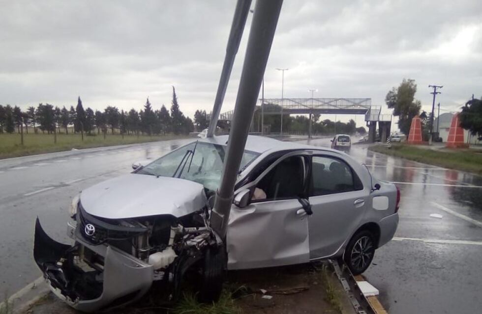 Los Cedros: perdió el control y chocó contra el alumbrado público
