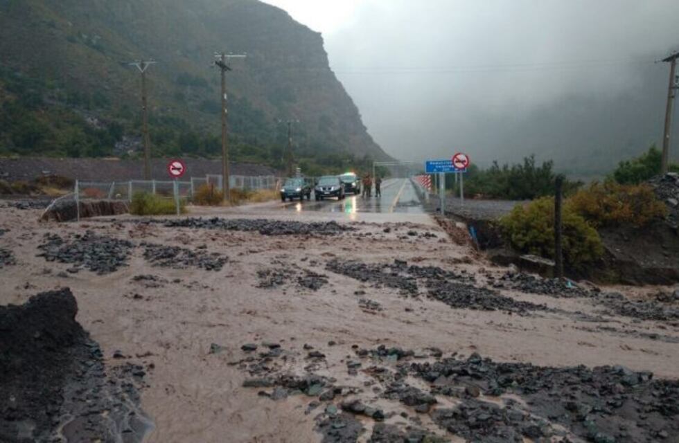 El Paso Cristo Redentor continúa cerrado por deslizamiento de barro y piedras