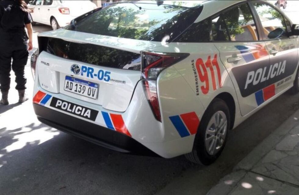 Un policía manejaba borracho y destrozó dos autos