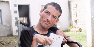 Gabriel casi no tiene movilidad en su cuerpo, pero sí un gran deseo de expresarse\u002E Foto: El Diario de la República\u002E