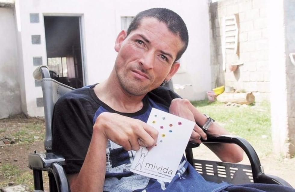 Tiene parálisis cerebral y editó un libro de poemas