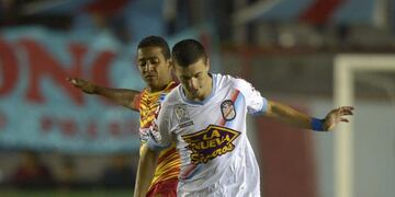 Argentina's Arsenal midfielder Ramiro Carrera (R) vies for the ball with Venezuela's Deportivo Anzoategui midfielder Rolando Escobar during their Copa Libertadores 2014 group 8 football match at Julio Grondona stadium in Sarandi Buenos Aires, Argentina, on February 25, 2014\u002E AFP PHOTO STR\r\n buenos aires Ramiro Carrera Rolando Escobar futbol Copa Libertadores 2014 futbol futbolistas partido arsenal vs\u002E Deportivo Anzoategui