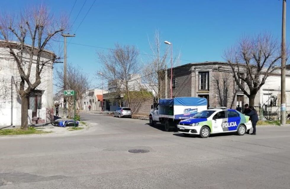 Choque entre una moto y un camión en Av. Perón y Alvear