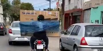 La forma más extraña de transportar un televisor