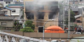 This picture shows a general view of smoke still coming from an animation company building after a fire in Kyoto on July 18, 2019\u002E - At least 24 people are feared dead in a suspected arson attack on the animation company in the Japanese city of Kyoto on July 18, a fire department official told AFP\u002E (Photo by JIJI PRESS / JIJI PRESS / AFP) / Japan OUT