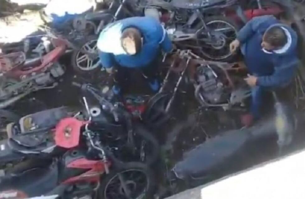 Policías fueron filmados sacando partes de motos